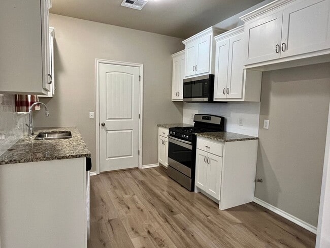 Building Photo - Updated 3 Bedroom 2 Bath Duplex in the Hea...