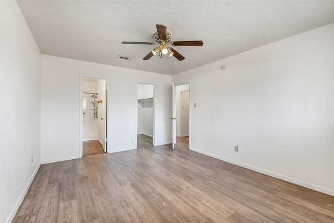 Building Photo - 217 Lazy Ln