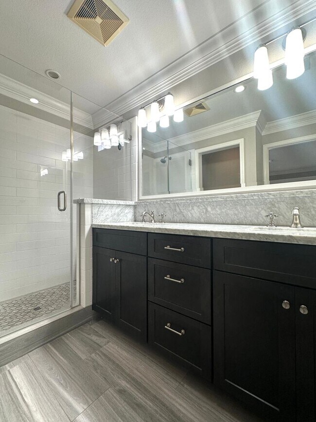 Building Photo - Gorgeous 3 Bed, 2.5 on Corner Lot