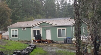 Building Photo - 3 bedroom close to Spencer Lake