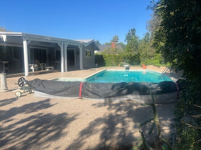 Building Photo - Beautiful One Level, 3 Bedroom, 3 Bathroom Tarzana Pool Home for Lease!