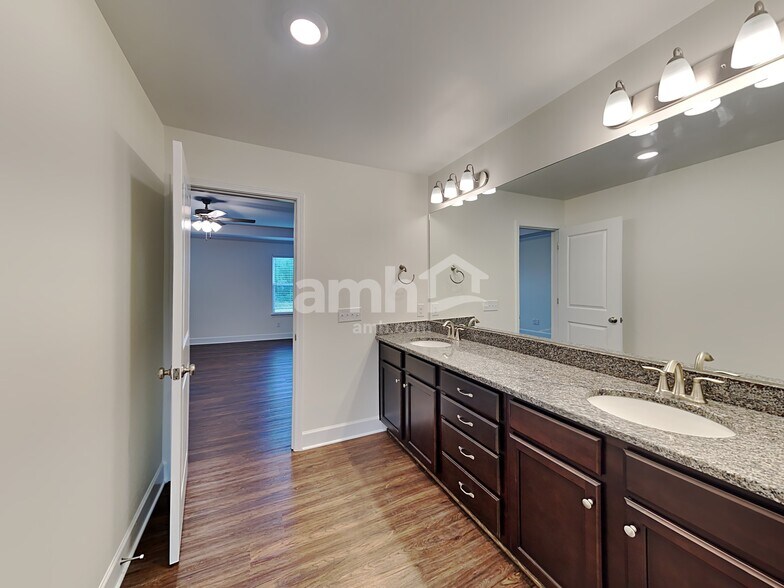 Building Photo - 3105 Esquire Dr