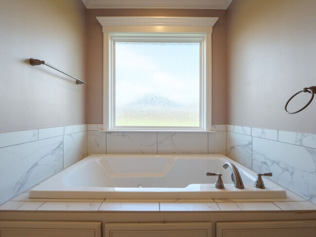 Building Photo - 3960 Landings Cir