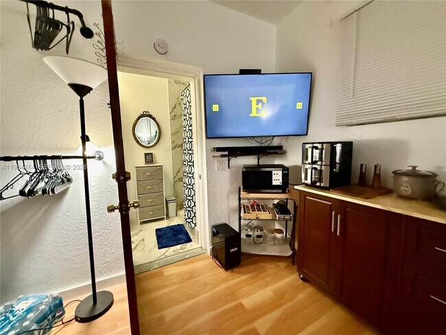 Building Photo - 17840 NE 6th Ct