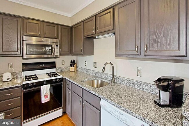 Building Photo - 6337 Littlefield Ct