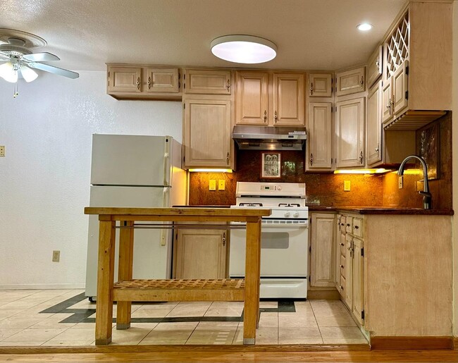 Building Photo - 3038 Canyon Rd