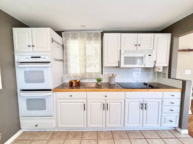 Building Photo - FREE AUGUST RENT!! - Sweet Bungalow in Par...