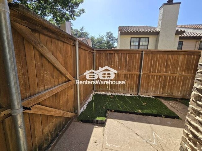 Building Photo - FOR RENT - MOVE IN READY - 2  BEDS 1.5 BAT...