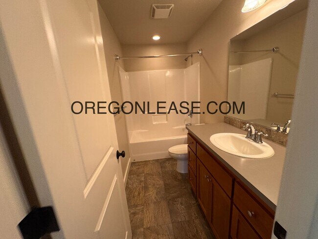 Building Photo - 4 Bedroom / 2 Bath – 1,899 Sq Ft Springfie...