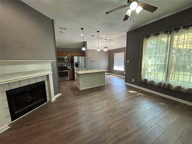 Building Photo - 2000 Holly Springs Dr