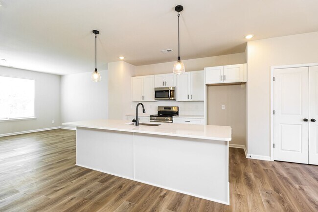 Building Photo - Beautiful 4BR 3.5BA Townhome w/ Full Appliance Kitchen Garage Parking in University