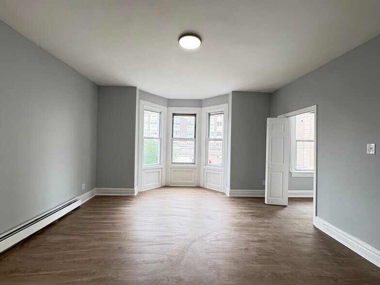 Building Photo - 65 Hudson St