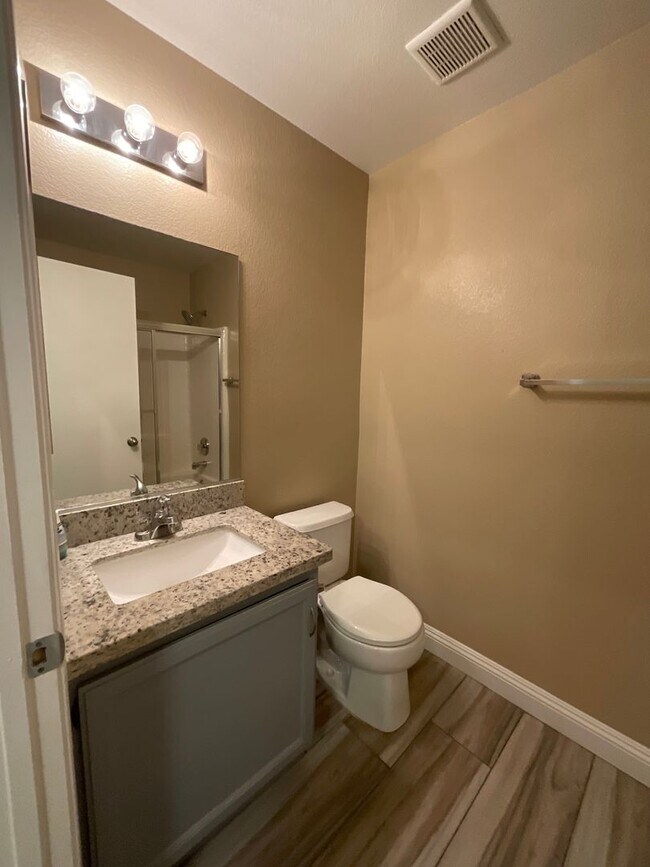 Building Photo - Single story 4br, 2bth, 2cg