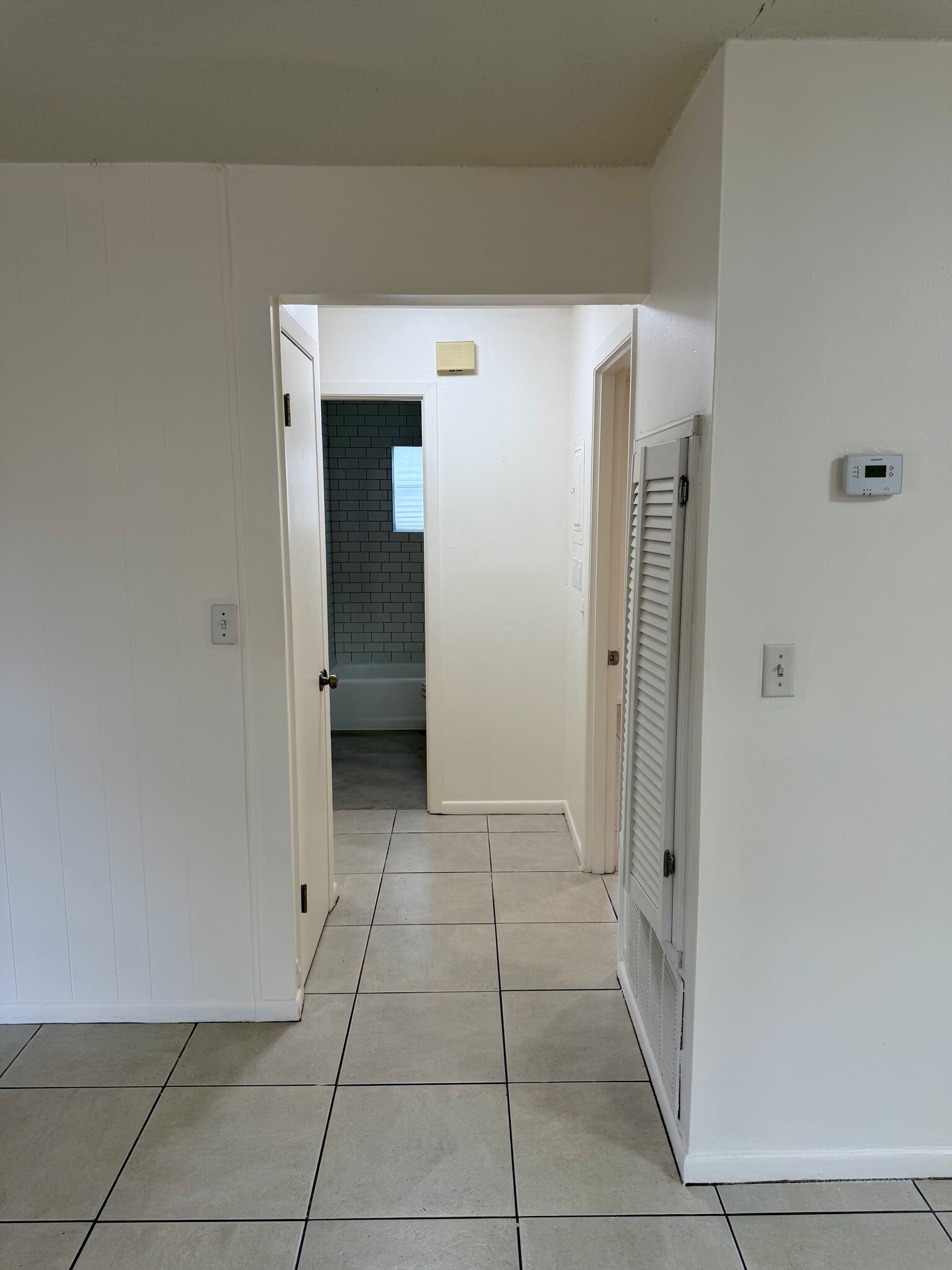 Hallway facing bathroom - 914 La Salle Ave