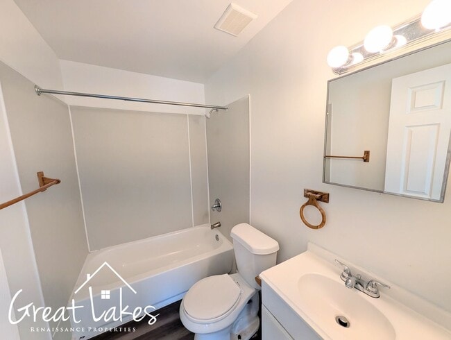Building Photo - Beautiful 2 Bedroom 1 Bathroom now availab...