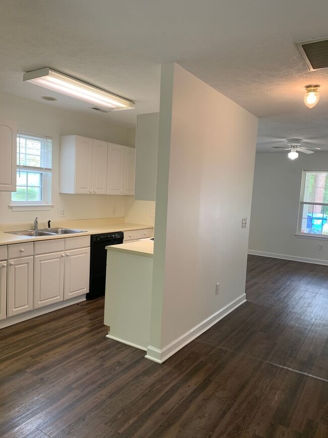 Building Photo - 3 Bedroom 2 Bath House on Hillsdale Drive