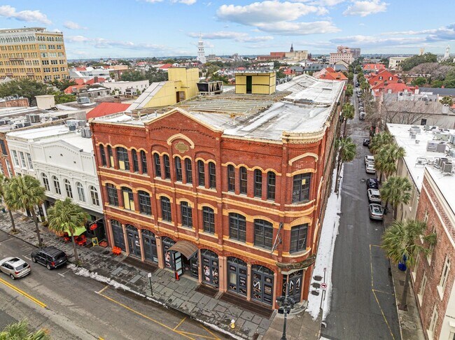 Building Photo - Available 9/1. Awesome 1 BR/1.5 BA Apartme...