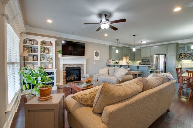 Building Photo - Adoreable 3 Bedroom 2 Bathroom Home in Nat...