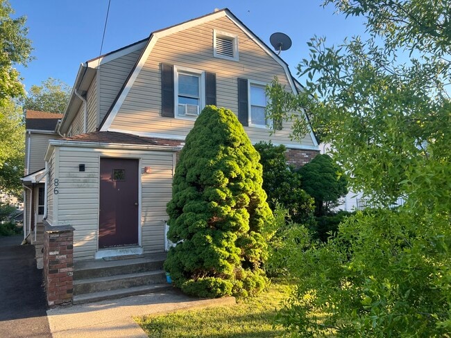 Building Photo - 86 Pine Hill Ave