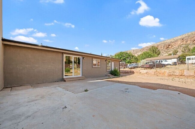 Building Photo - 146 E 400 N