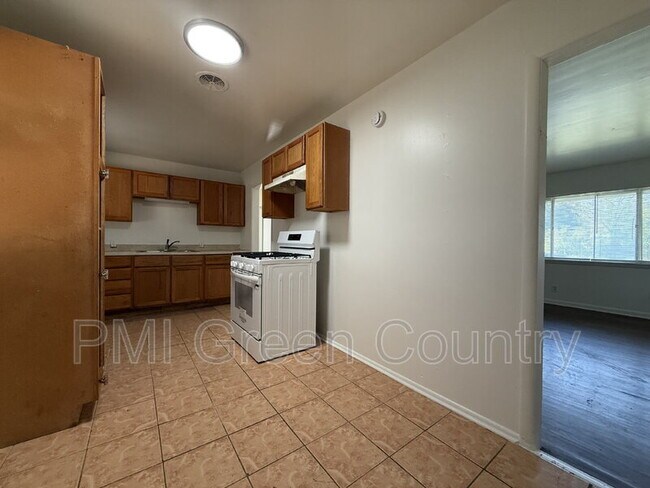 Building Photo - 1547 E 51st St N
