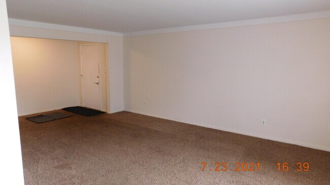 Building Photo - 490 Fox Hills Dr S