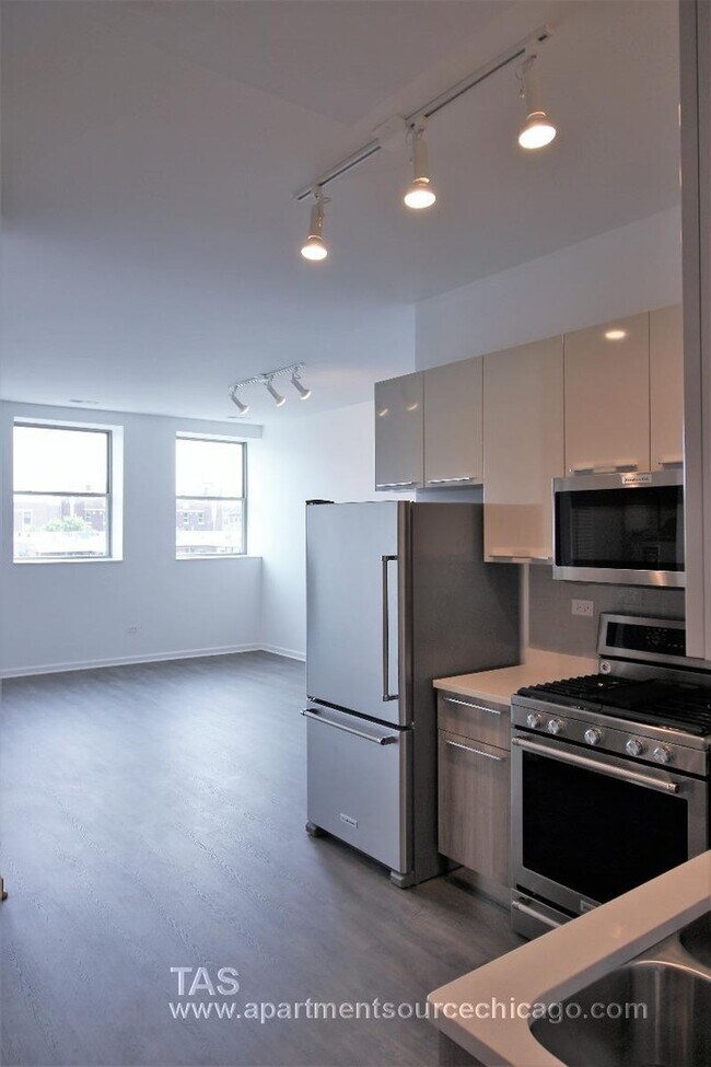 Building Photo - Gut rehabbed 3 bedroom 2 bath TOP FLOOR loft-style unit in WRIGLEY!