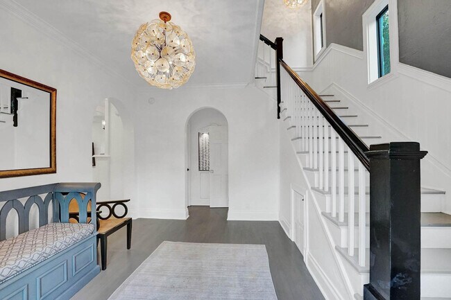 Building Photo - 614 Poinciana Dr