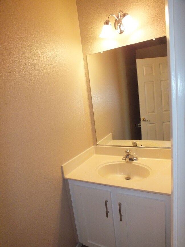 Building Photo - 3 br 2.5 bath Cameron Park Townhome