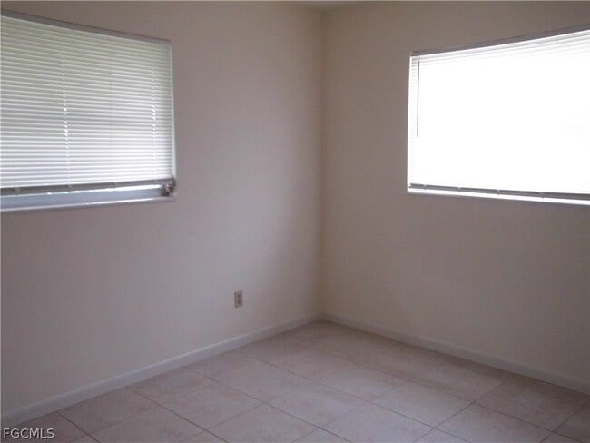 Building Photo - 242 S Lake Dr