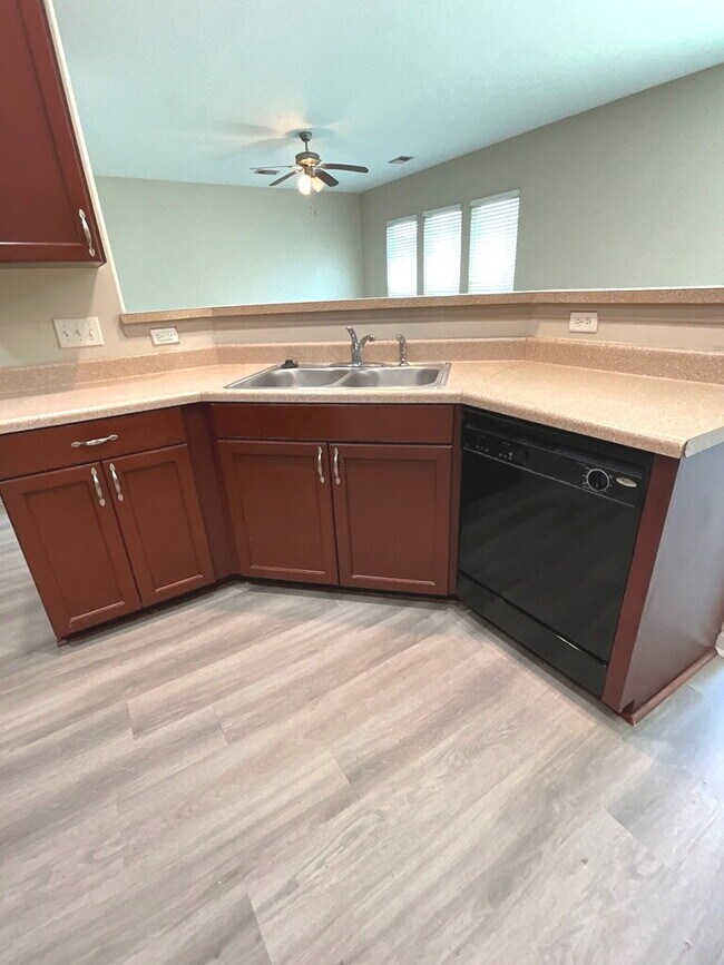 Building Photo - Great Amenities