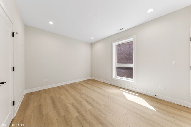 Building Photo - 5000 S Prairie Ave
