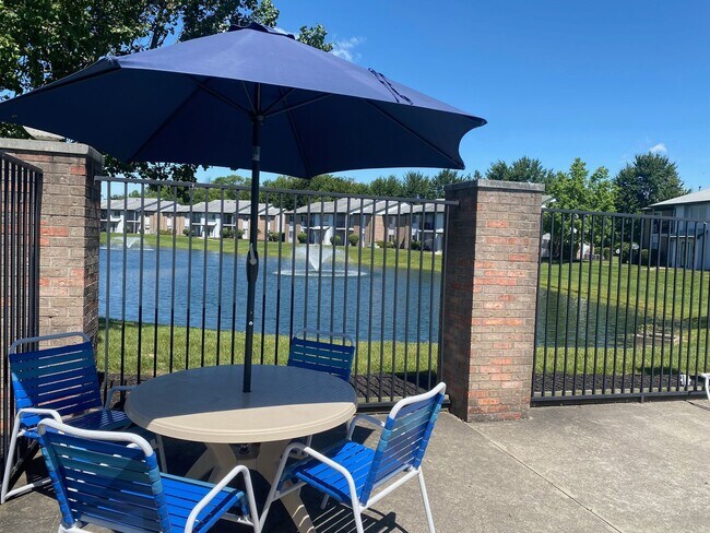 Building Photo - Beautiful 2-bedroom 2 bath apartment, UPSTAIRS WITH A LAKEVIEW.