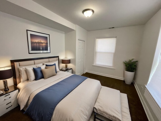 Building Photo - 1635 W 57th St