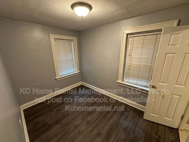Building Photo - 1112 W 41st Terrace