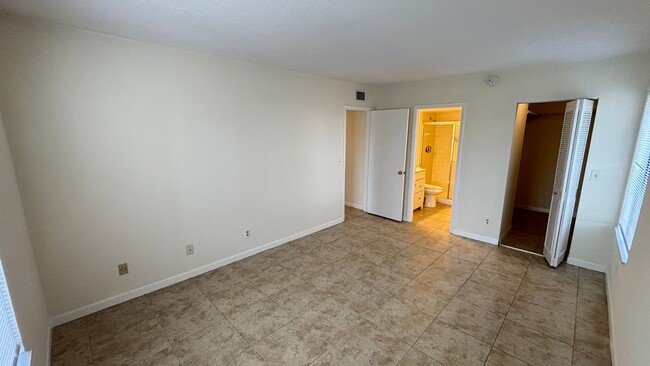 Building Photo - Gated 2nd Floor 2 Bed, 2 Bath Condo in Orl...