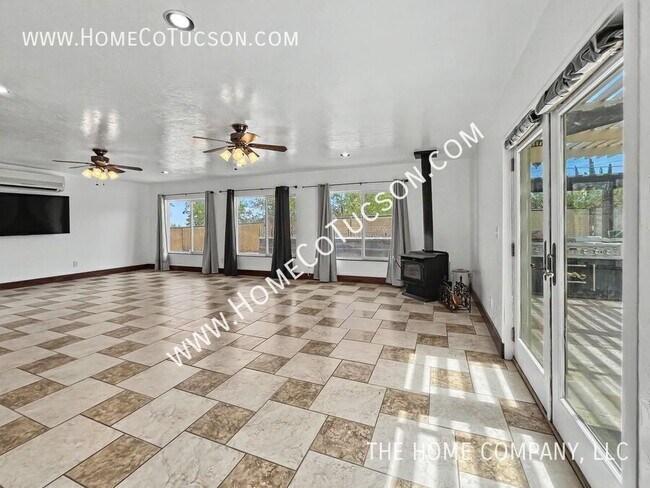 Building Photo - 2320 W Calle Grato