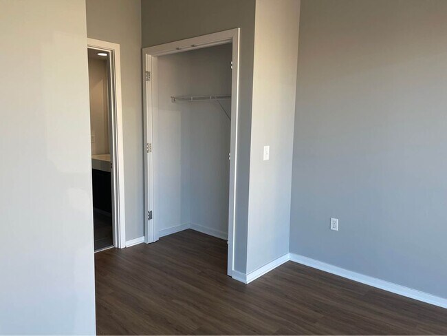 Building Photo - 1136 S Delano Ct W