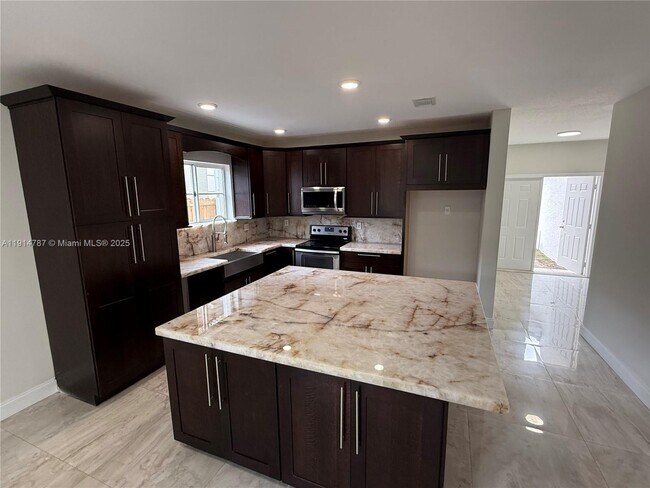 Building Photo - 4157 NE 14th St