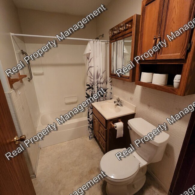 Building Photo - Three Bed Hobart Ranch