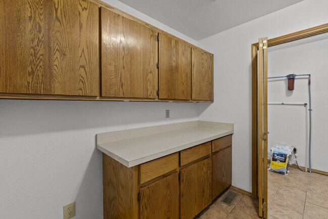 Building Photo - 103 E Miller Ct