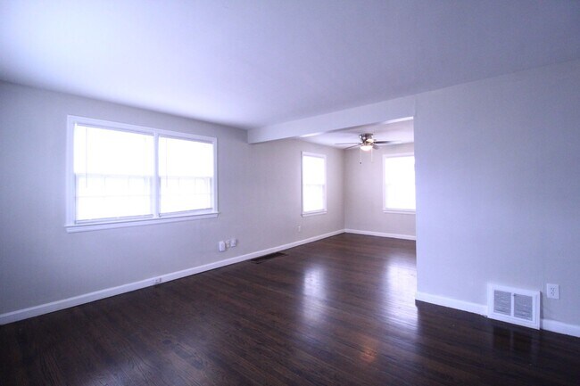 Building Photo - January FREE On This 2 Bedroom 1 Bath Duplex