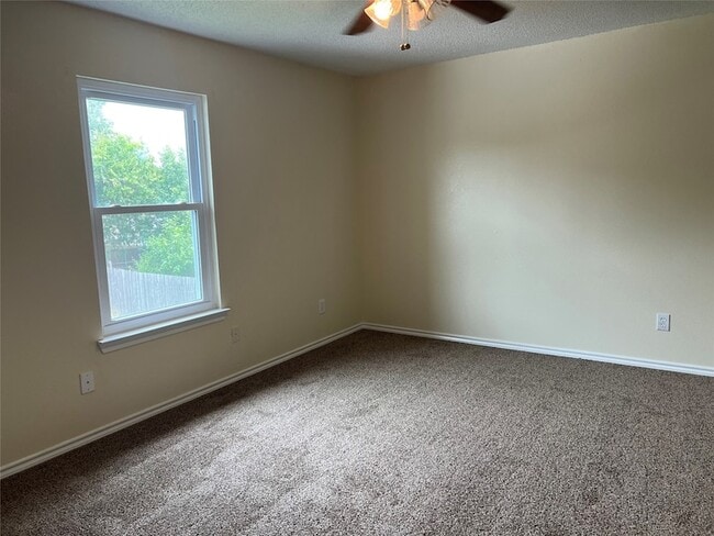 Building Photo - 1204 Hillside Dr