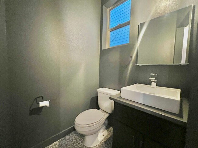 Building Photo - Richmond Neighborhood Condo w/100 bike score on walkscore.com MOVE IN SPECIAL: 1/2 OFF FIRST MONT...