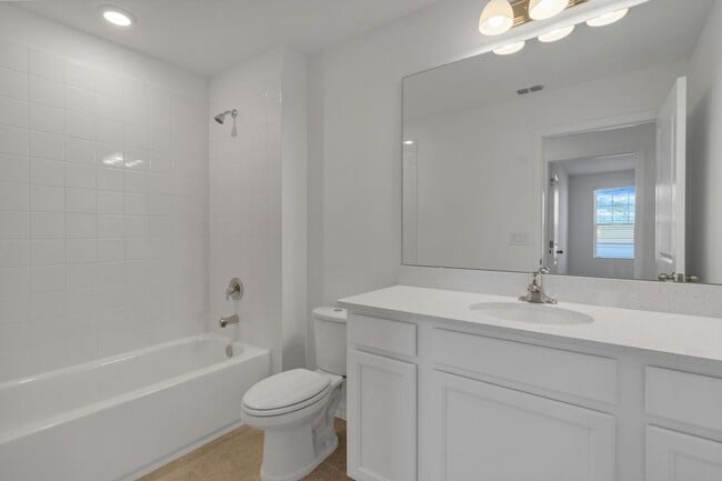 Building Photo - Like-New Ashton Woods Spacious 5BR 4BA, Prime Location Near I-4!