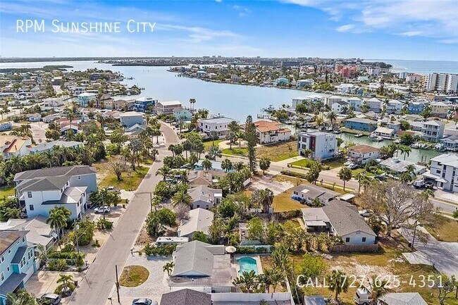Building Photo - 14024 N Bayshore Dr