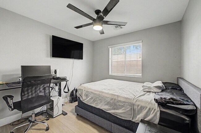 Building Photo - 8352 W San Juan Ave