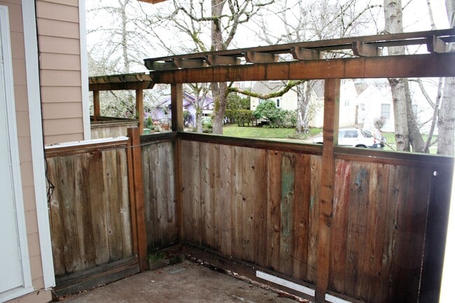 Building Photo - 1 Bedroom in Beautiful Residential Area Close to Downtown Pet Friendly