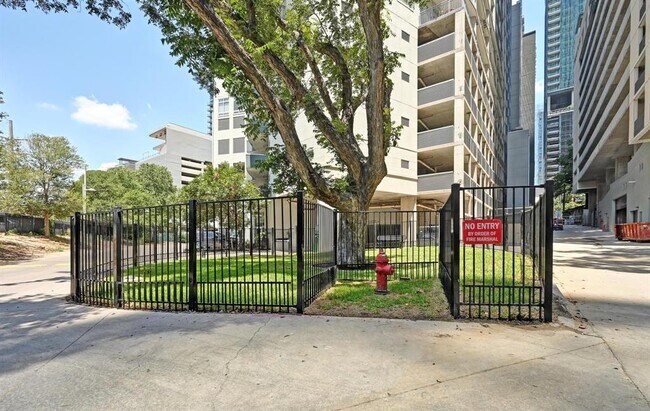 Building Photo - 603 Davis St