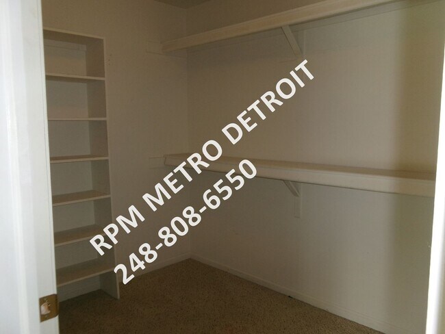 Building Photo - SPACIOUS HOME IN BROWNSTOWN